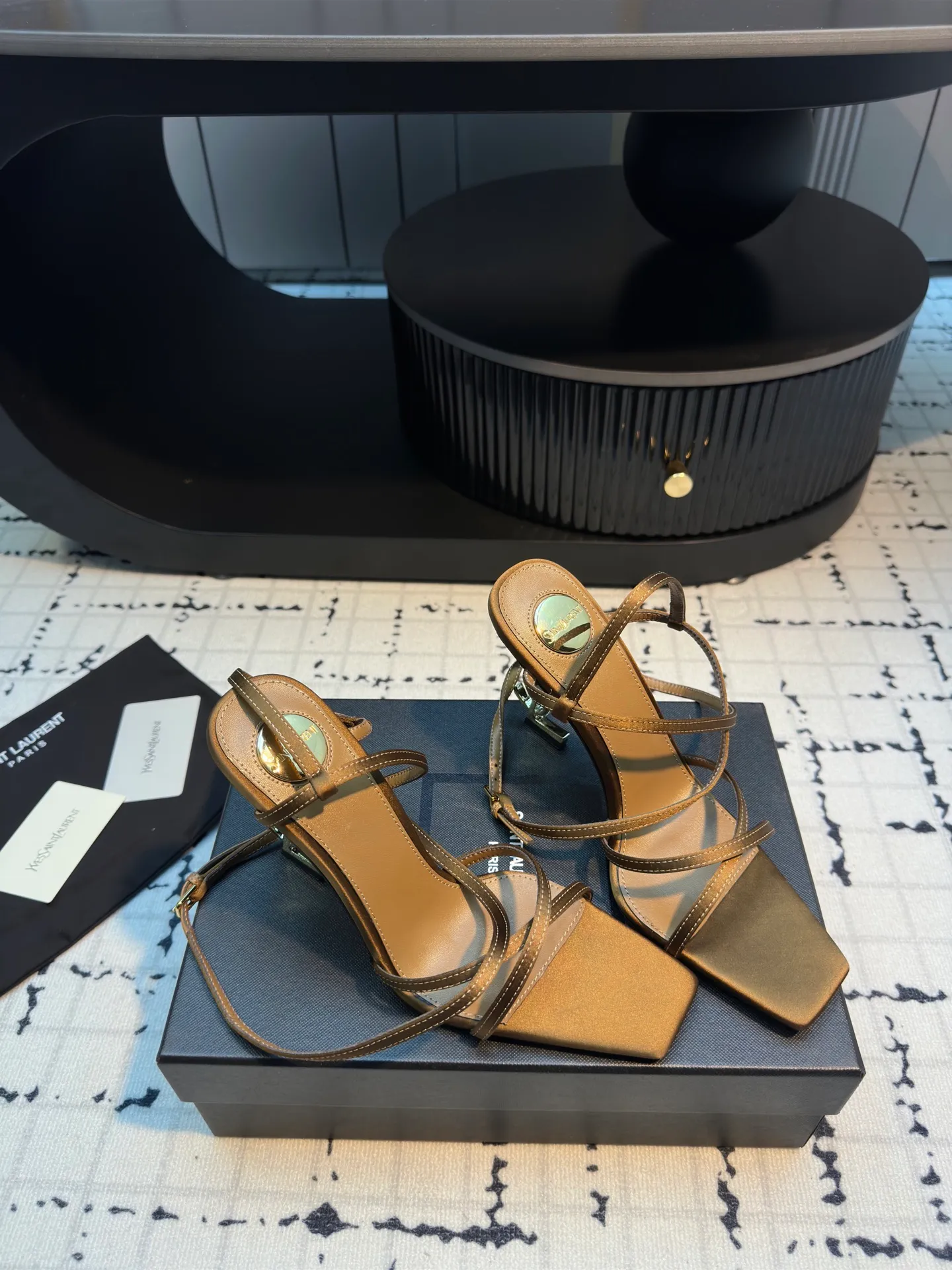 👟👟Ex-factory price 640👟👟 LAUREN* YSL Yang Shulin's new letter heel high-heeled sandals, beautiful high-heeled shoes for young ladies, elegant, charming and sexy, full of femininity, silk upper, sheepskin lining, original molded letter heels, Italian genuine leather outsole, heel height: 9cm, size: 35/40 (custom-made in 40%, non-refundable and non-exchangeable)
